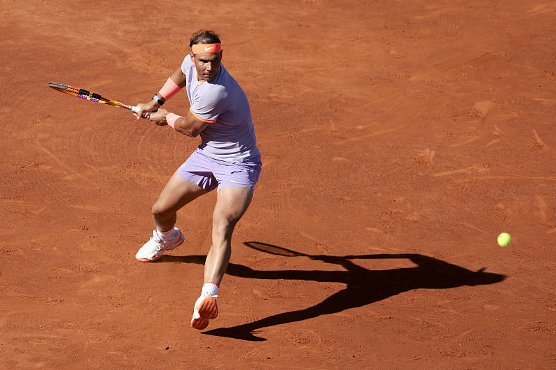 南宫体育-纳达尔在巴塞罗那比赛中刷新纪录，战术调整引发热议！观众掌声雷动的简单介绍